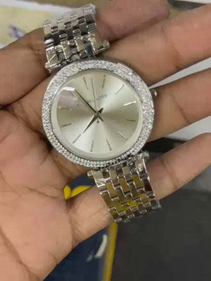 Michael Kors Slim Darci – Timeless Elegance for the Modern Woman